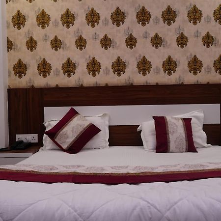 Hotel The Ramay Palace Ayodhya Esterno foto