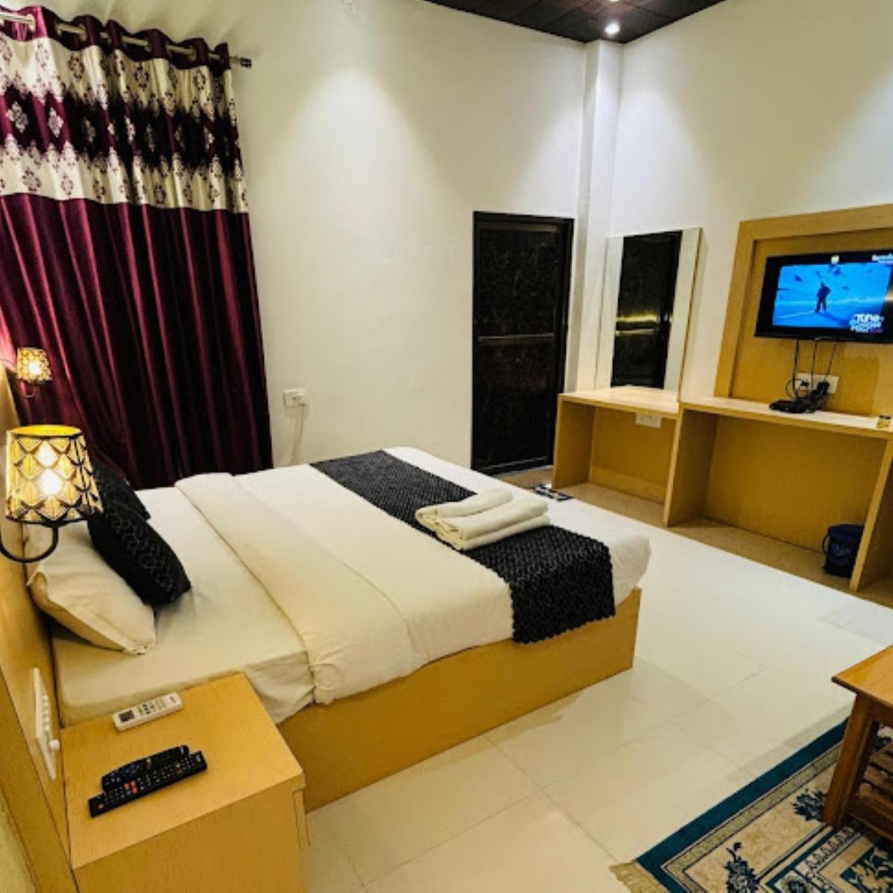 Hotel The Ramay Palace Ayodhya Esterno foto