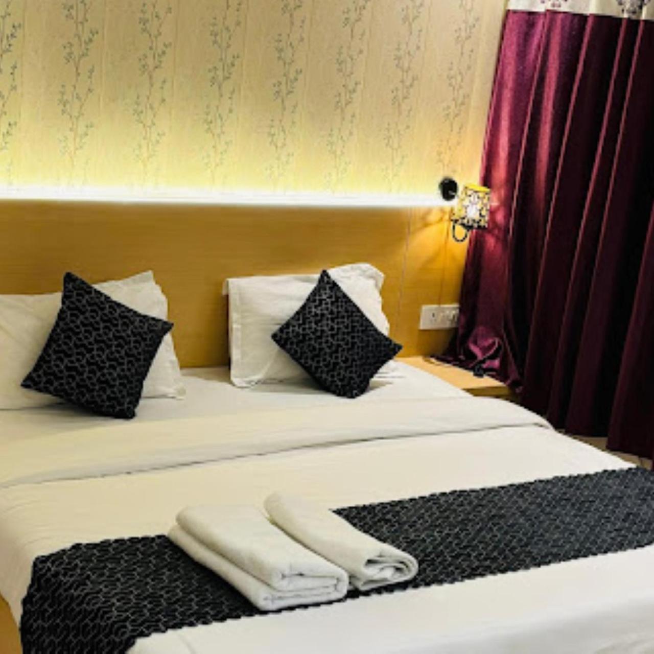 Hotel The Ramay Palace Ayodhya Esterno foto